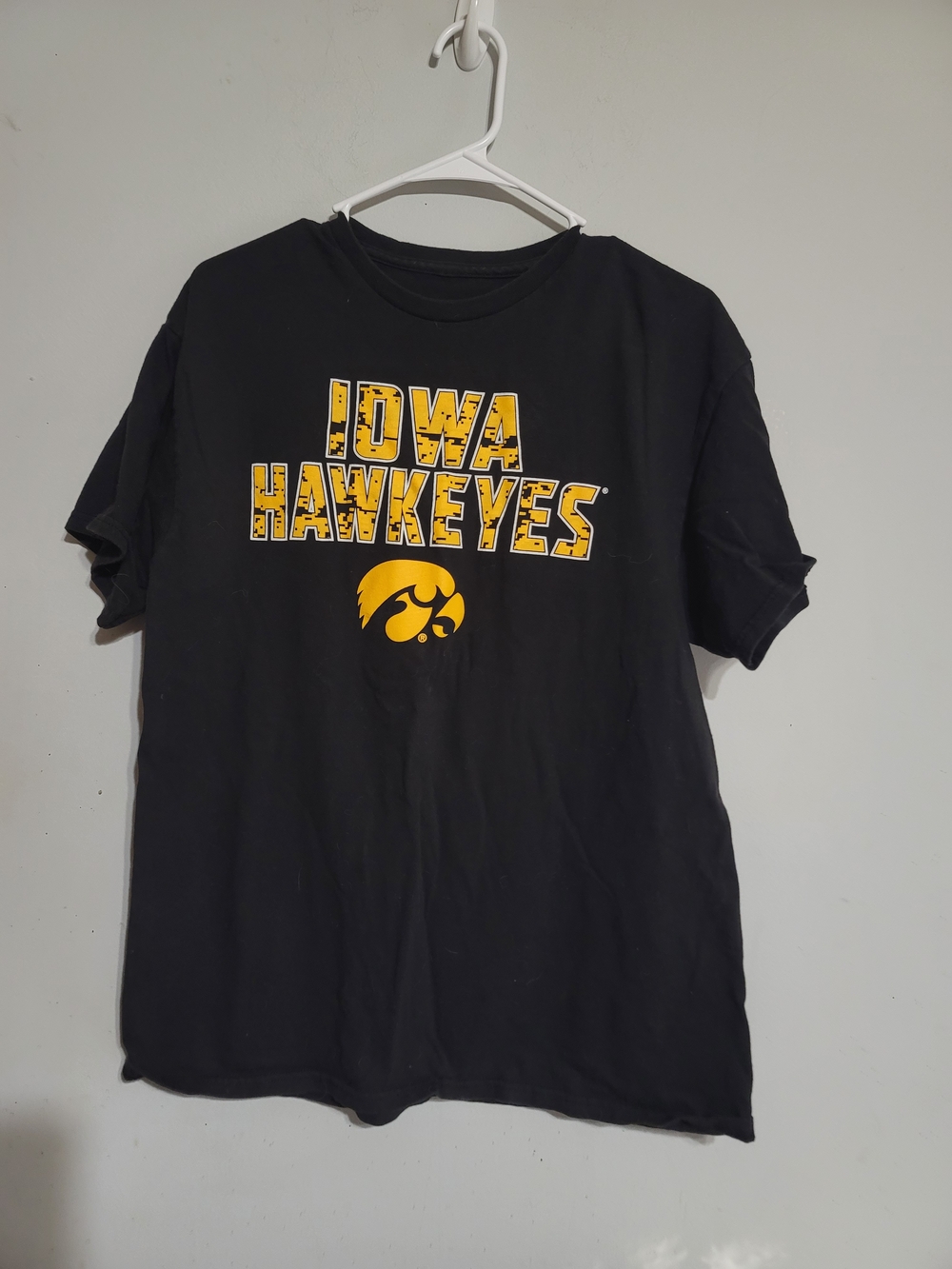 Iowa Hawkeyes Black & Gold Graphic Tee Shirt Crewneck Mens Sz Medium Hawks